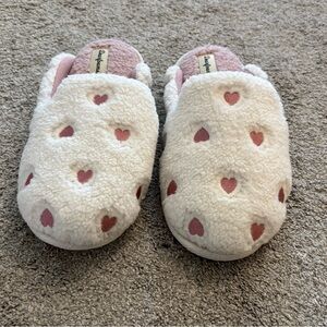 Like New Women’s Dearfoams Cozy White Heart Slippers Size 7/8